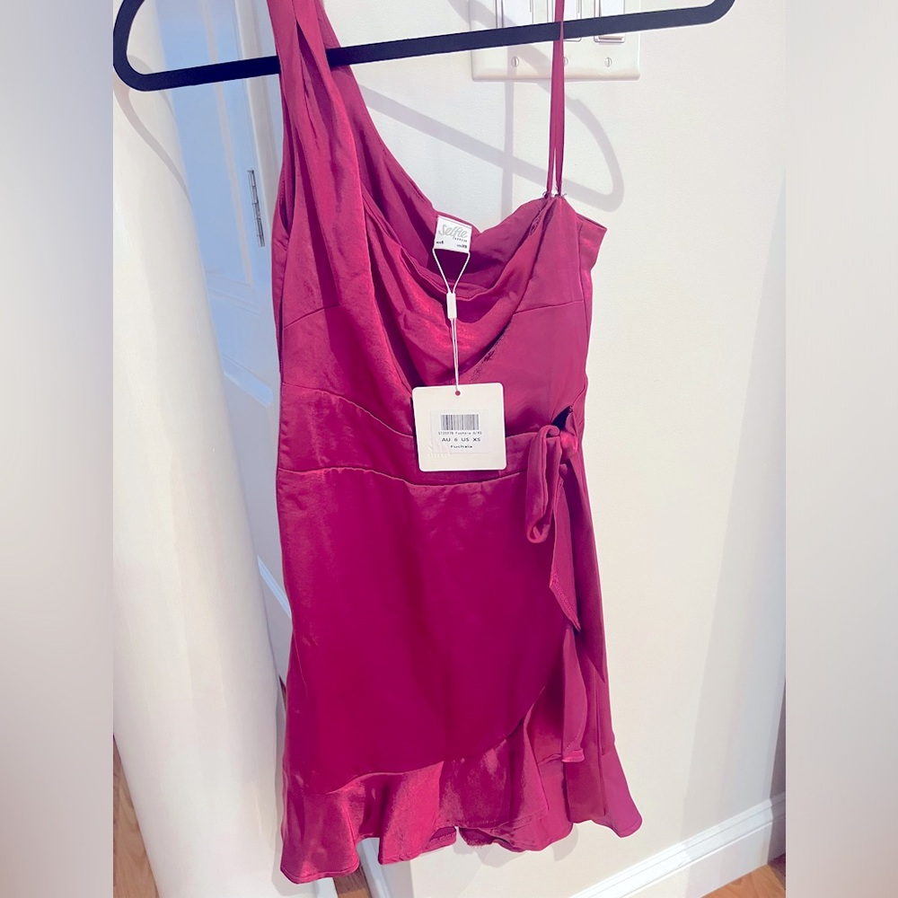 Selfie Leslie Satin symmetrical fushia dress xs NWT